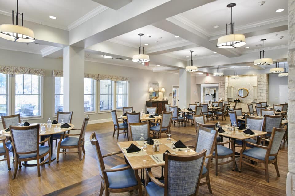 dining room at Oaks at Flower Mound